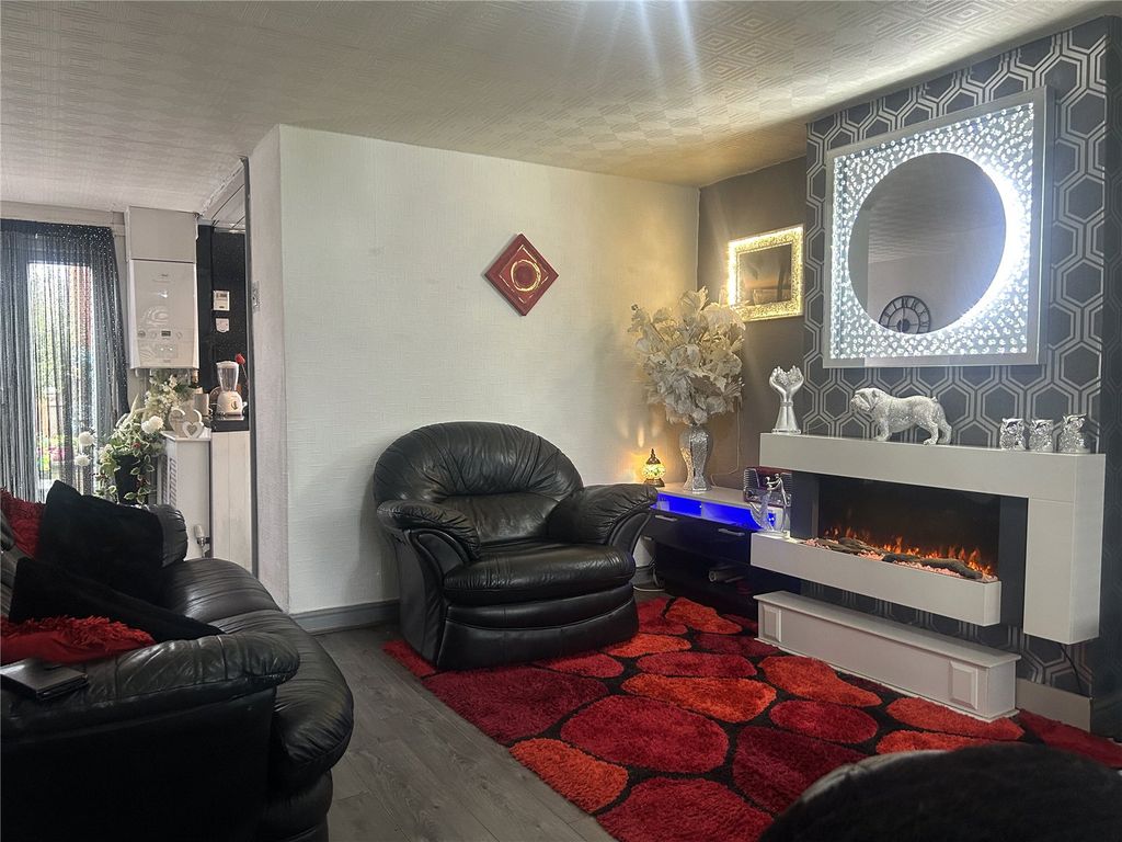 Property photo 3 of 19 Lounge