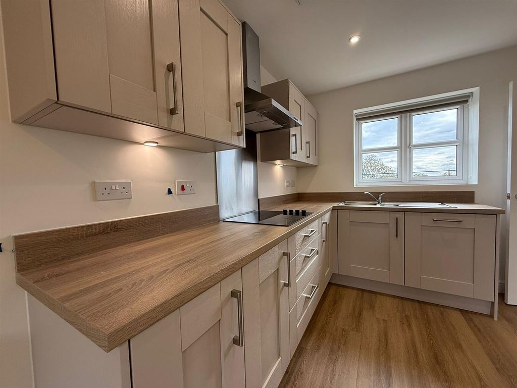 Property photo 3 of 18 Kitchen