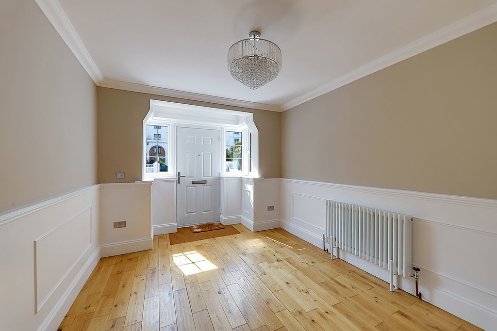 Property photo 2 of 25