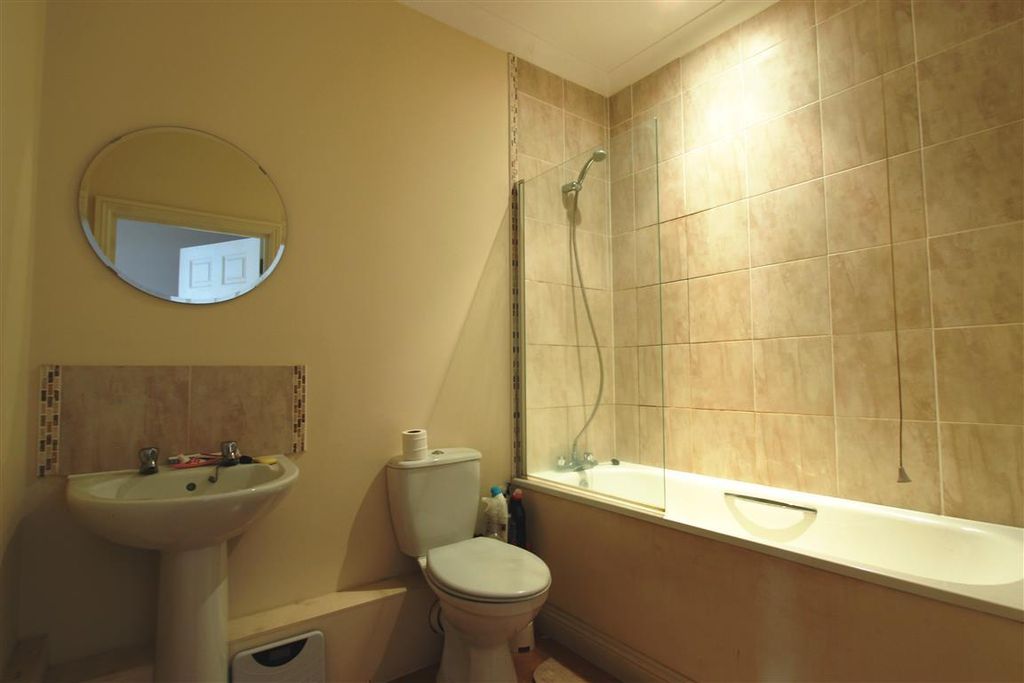 Property photo 2 of 8 Bathroom