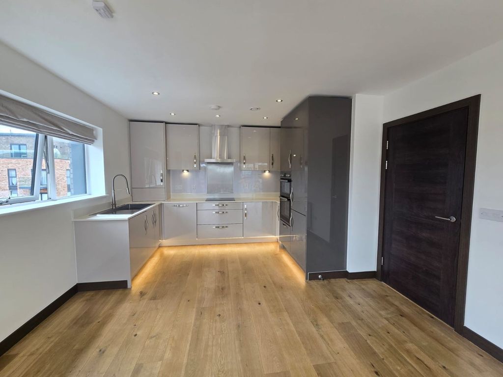 Property photo 3 of 8 Kitchen