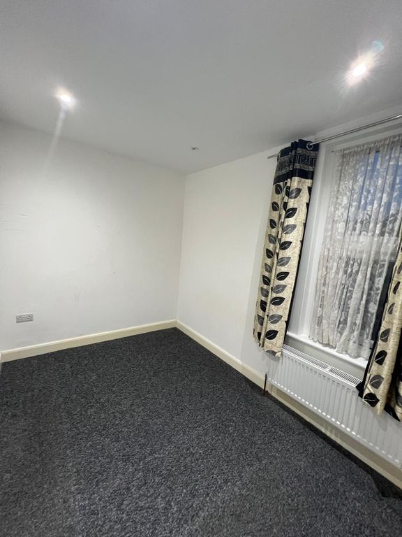 Property photo 1 of 5 One Bedroom First Floor Flat Close To Seven King Station -£1350 Pcm