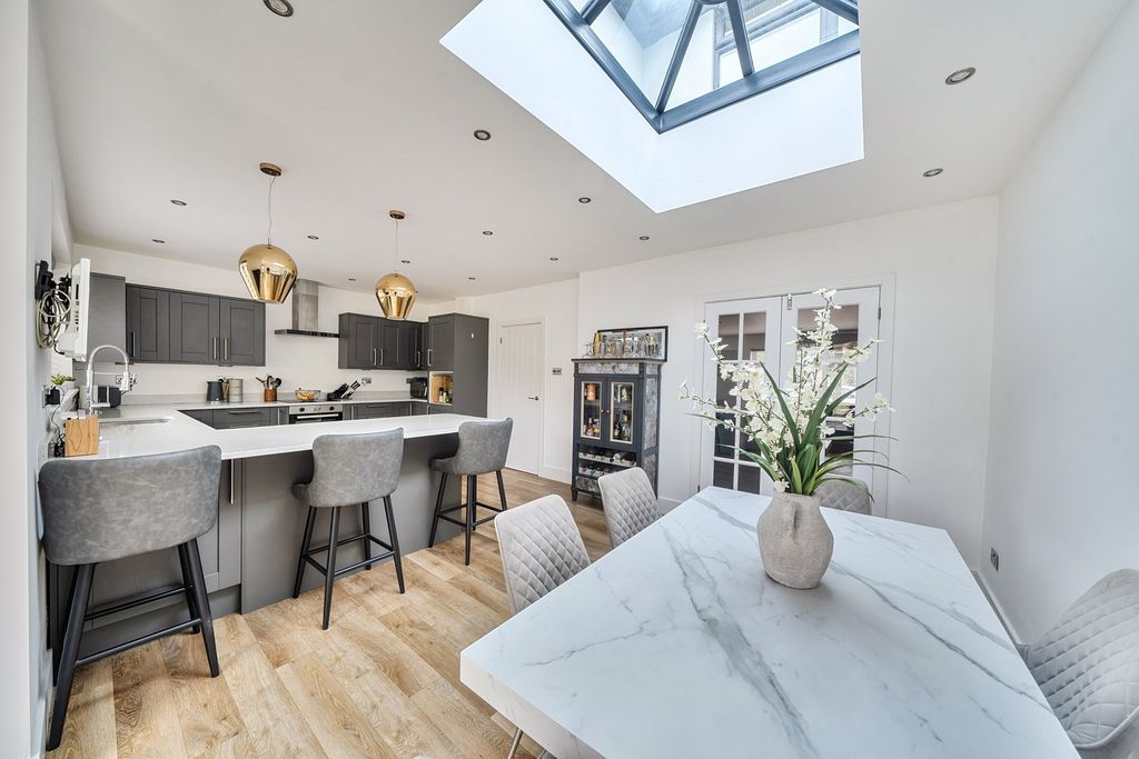 Property photo 1 of 33