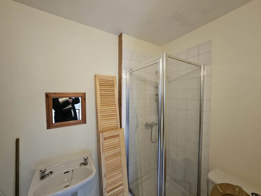 Property photo 3 of 6 Bathroom