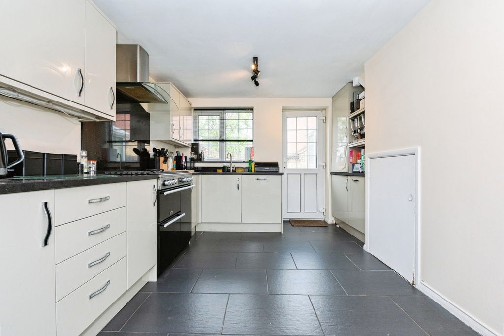 Property photo 3 of 18 Kitchen