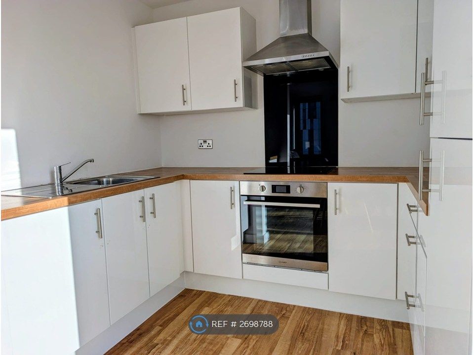 Property photo 3 of 12 Kitchen