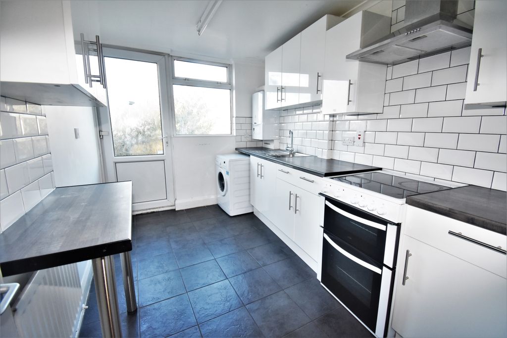 Property photo 1 of 9 Kitchen