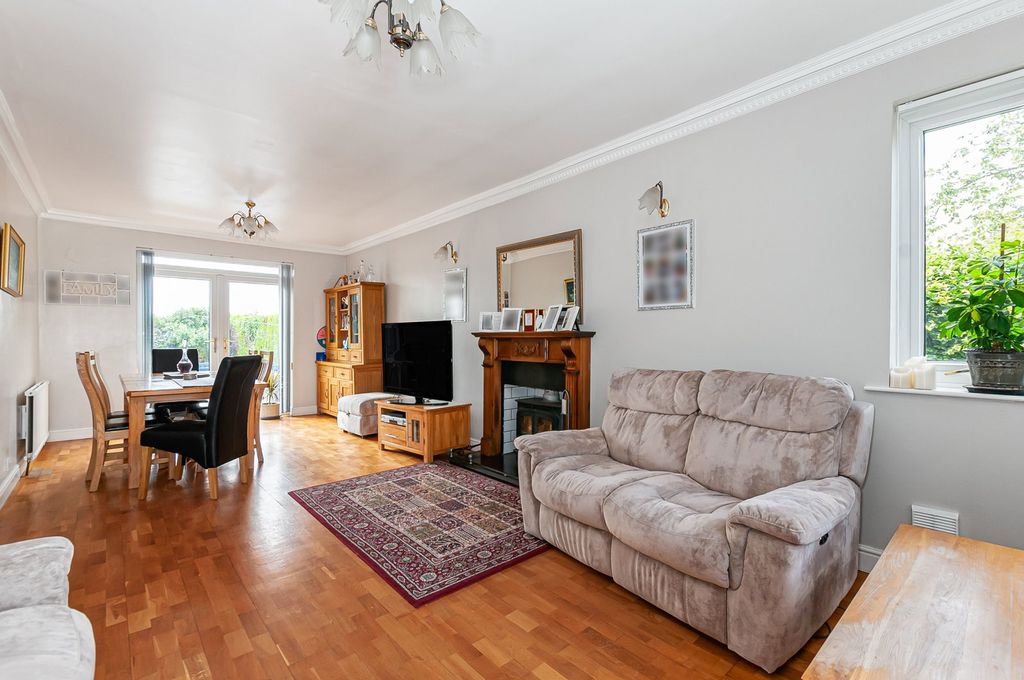Property photo 2 of 28