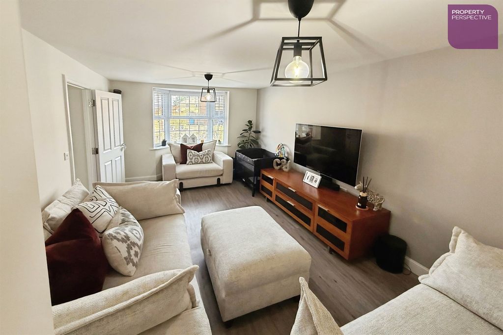 Property photo 2 of 16 Lounge