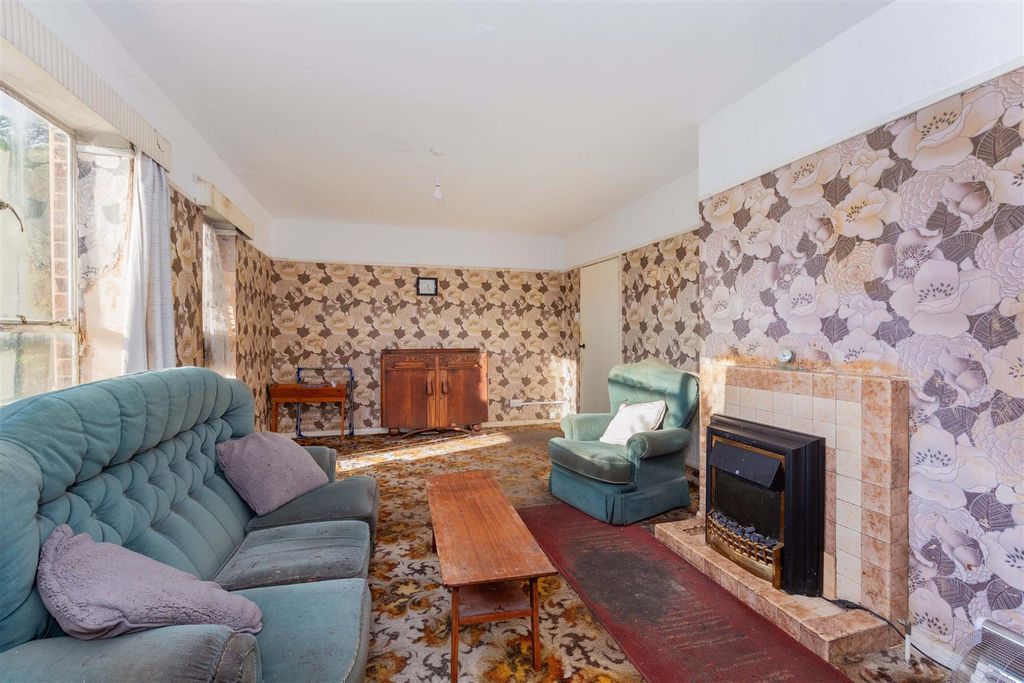 Property photo 2 of 15 376 Cippenham Lane-10.Jpg