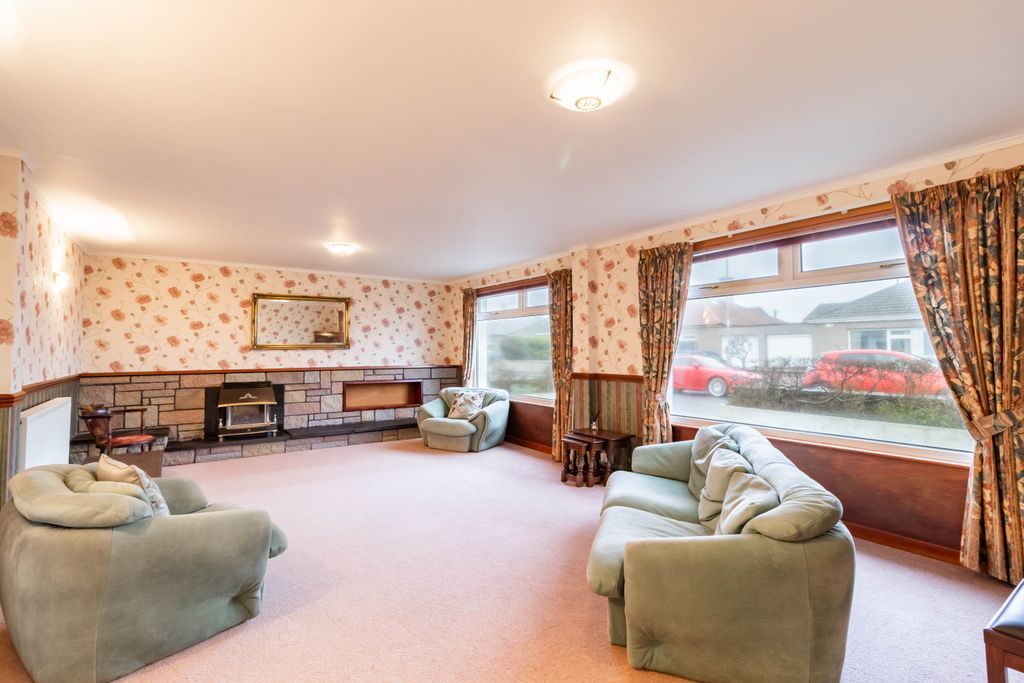 Property photo 2 of 33 Lounge