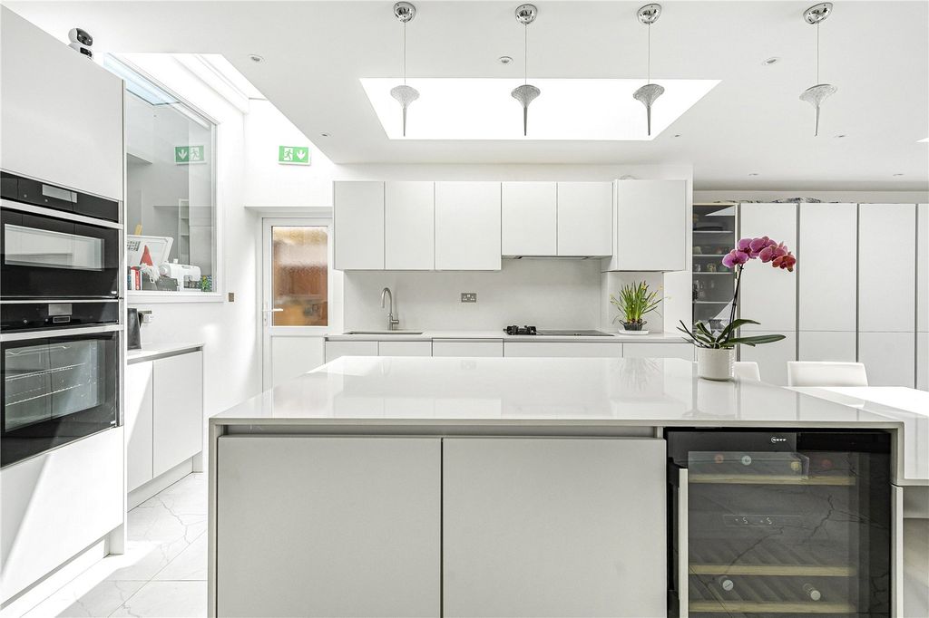 Property photo 2 of 18 Kitchen