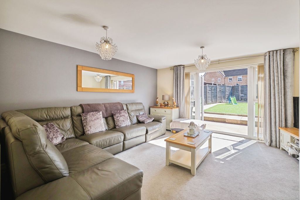 Property photo 3 of 12 Lounge