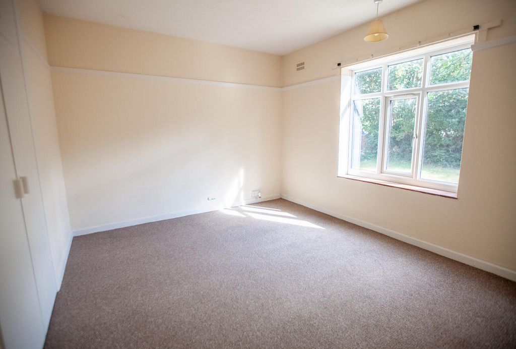 Property photo 2 of 10 Bedroom