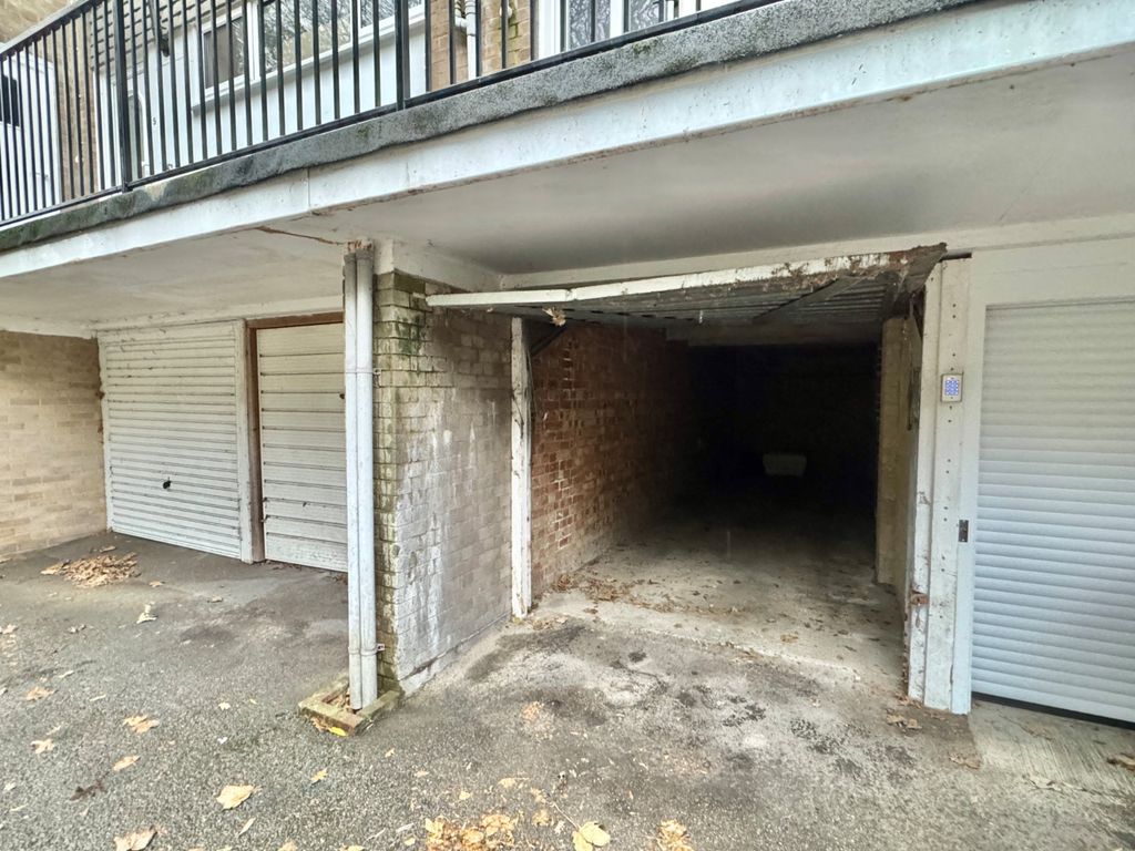 Property photo 3 of 4 Garage K