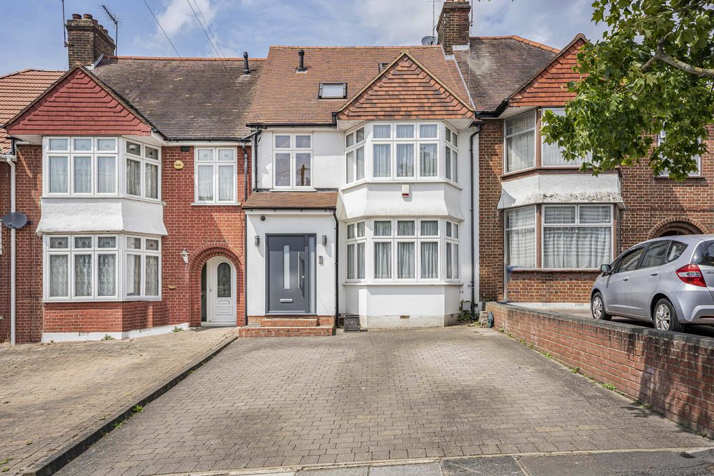Property photo 1 of 25 4 Bed Terraced House For Sale Chase Way, Southgate N14