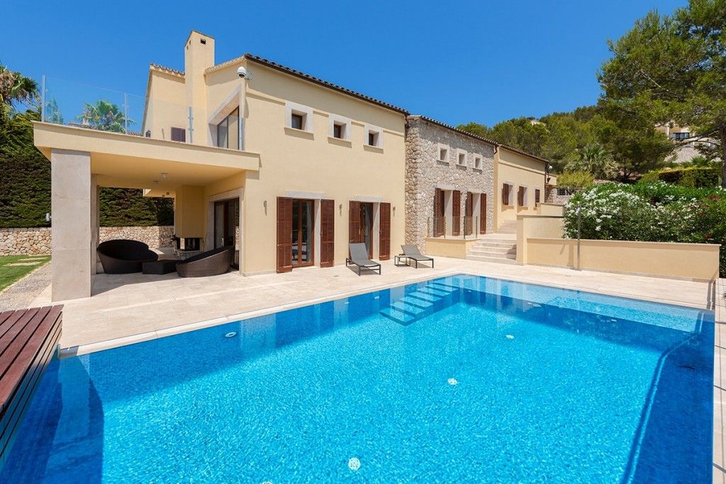 Property photo 2 of 20 Pool And Exterior (2)