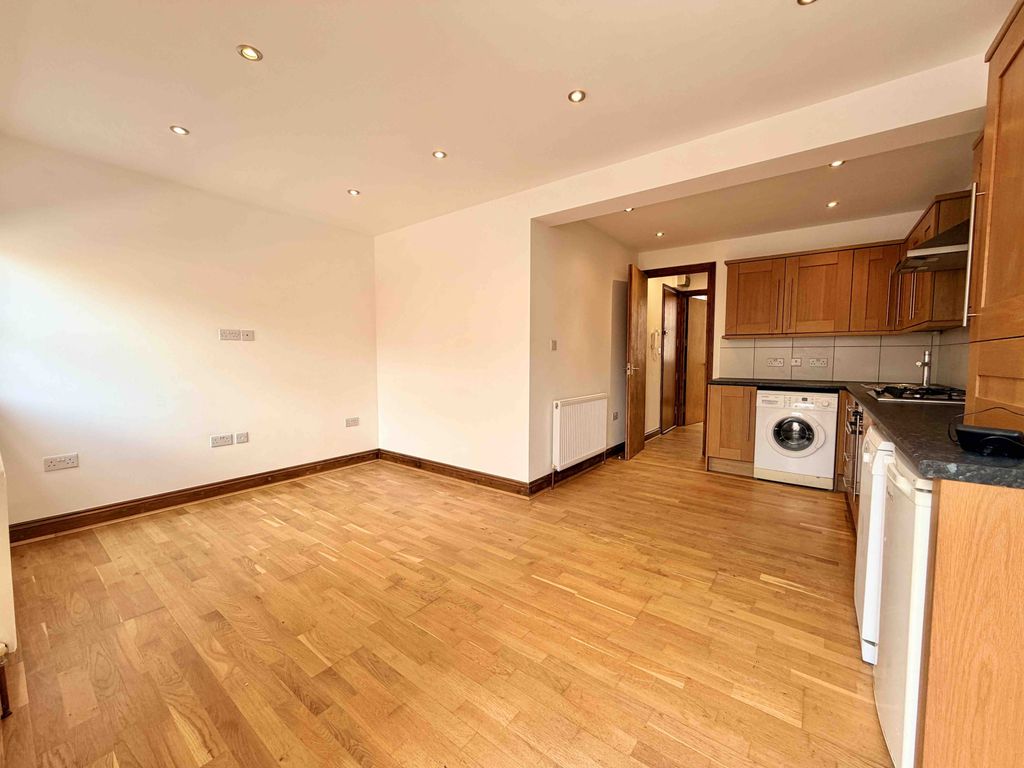 Property photo 3 of 9 Gallery