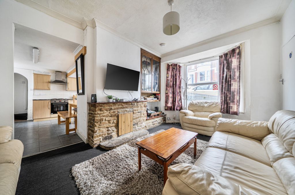 Property photo 2 of 14 1424501-11-69B7E4...