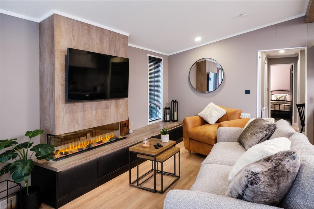 Property photo 3 of 17 Lounge 3.Jpg