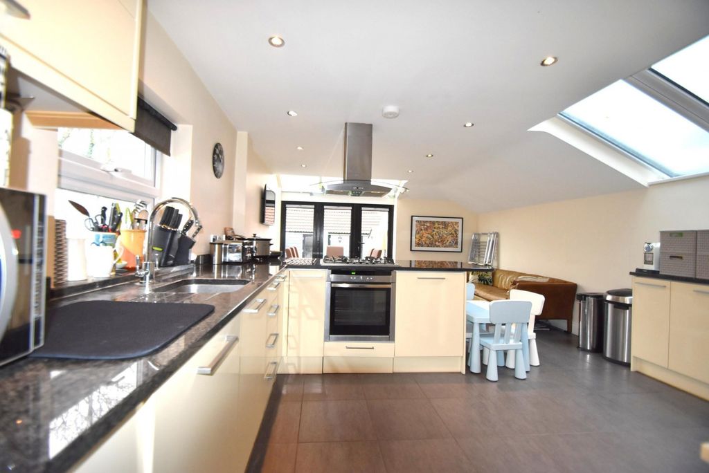 Property photo 2 of 11 Kitchen