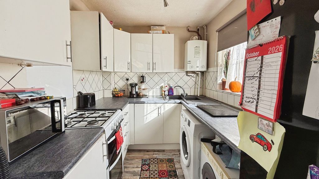 Property photo 3 of 11 Kitchen