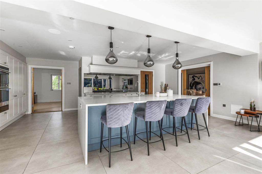 Property photo 3 of 22 Carsaig, Waterhouse Lane, Kingswood, Tadworth Kt20