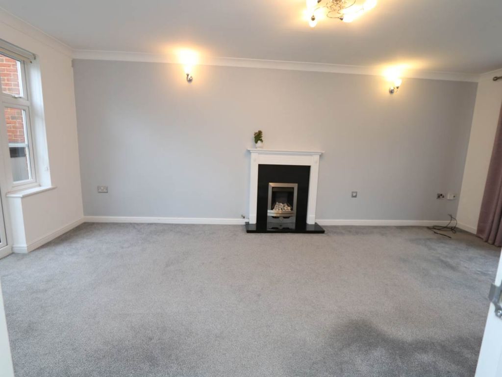 Property photo 3 of 20 Living Room i