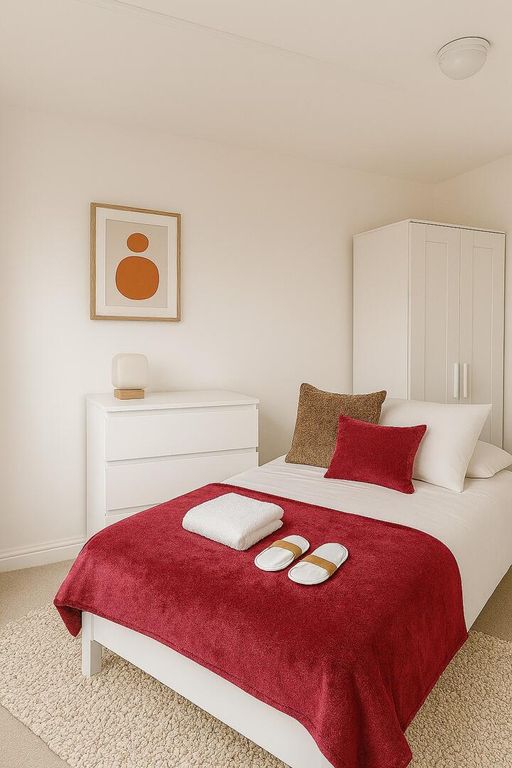 Property photo 1 of 10 Bedroom