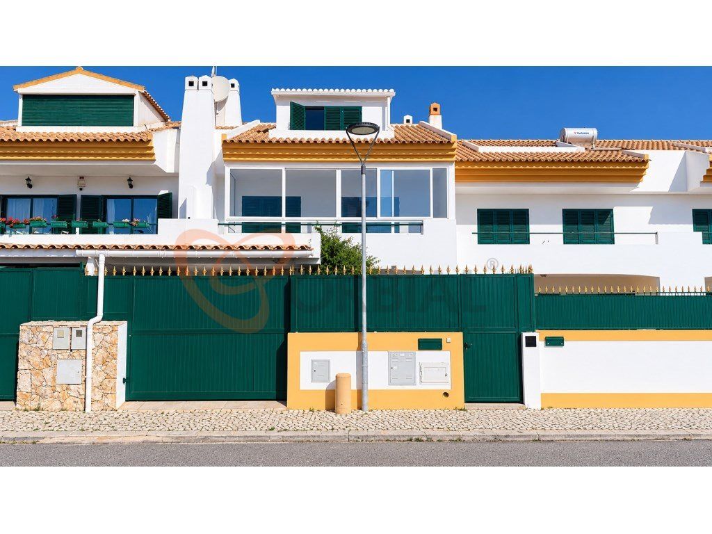 Property photo 1 of 6 3-Bedroom Terraced House For Sale In Albufeira