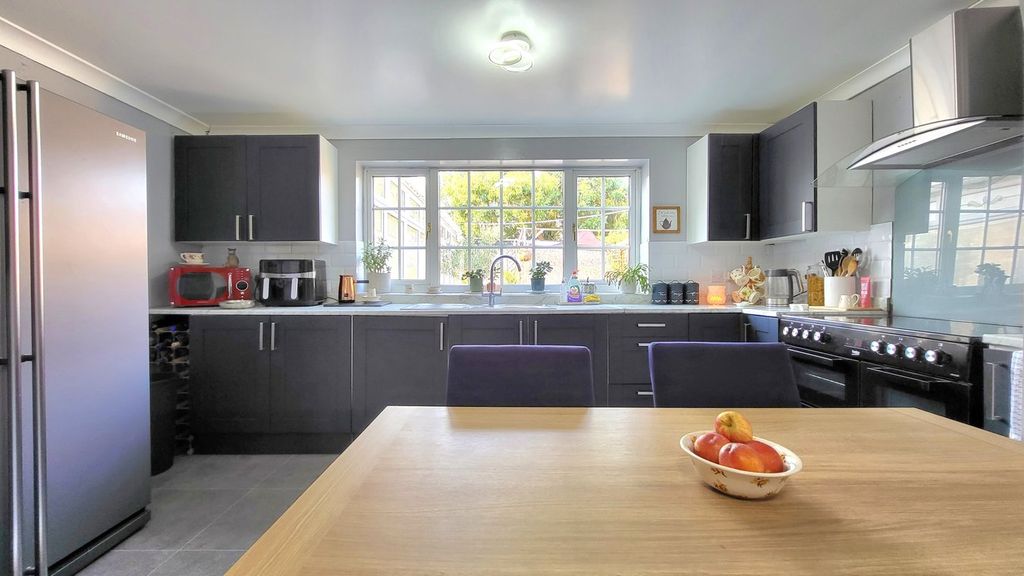 Property photo 3 of 27