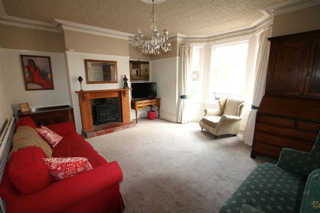 Property photo 3 of 9 Stdunstanscr,45Lounge.Jpg