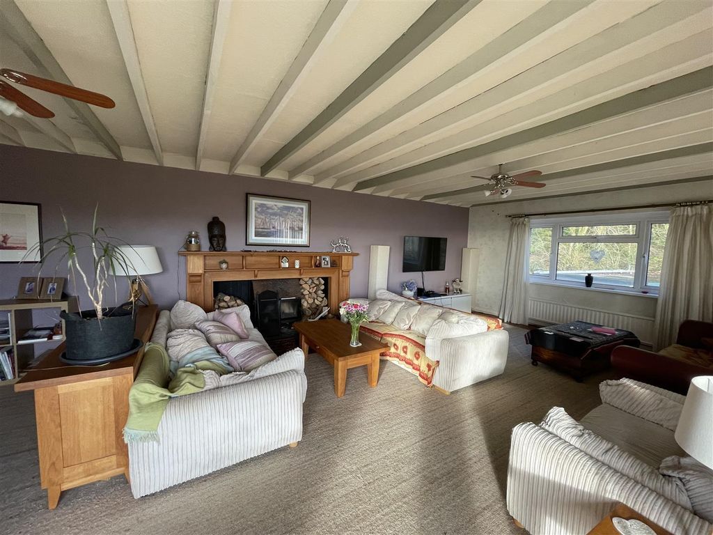 Property photo 2 of 37 Lounge