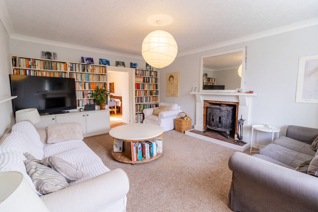 Property photo 2 of 33 Lounge