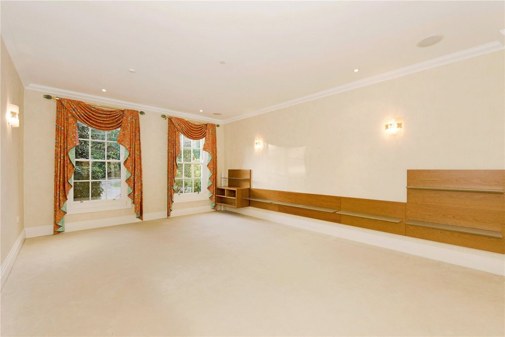 Property photo 3 of 10 Dining Room