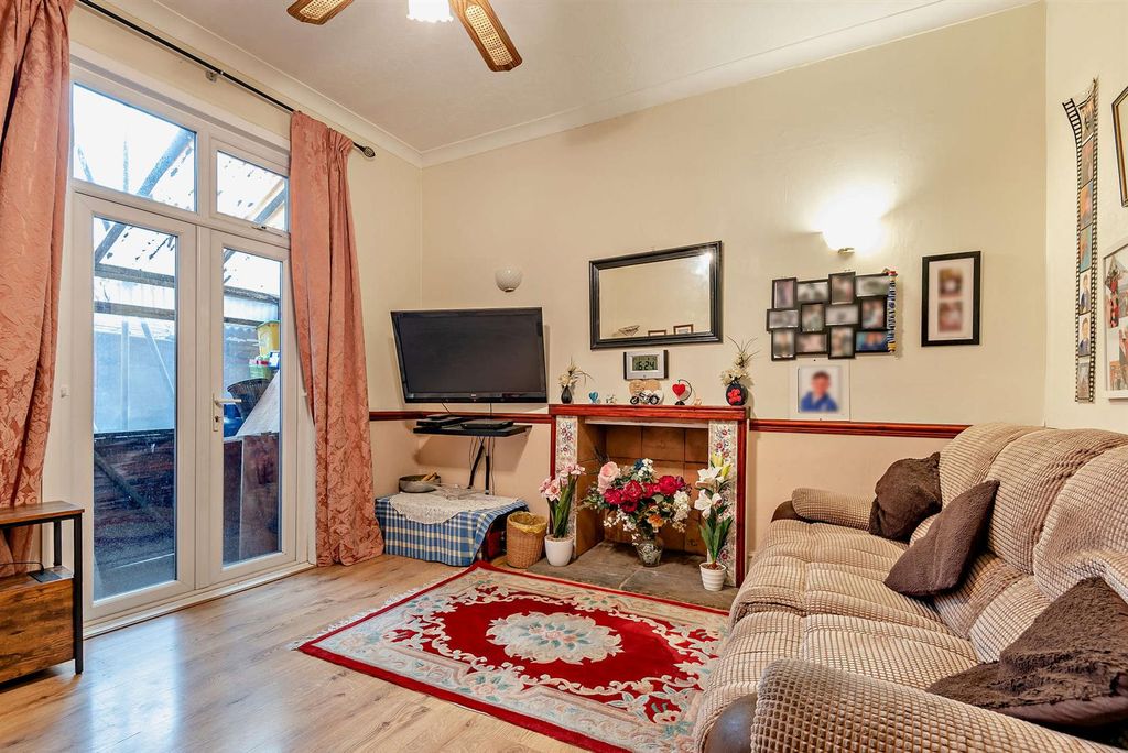 Property photo 3 of 10 8680630-Interior02-800.Jpg