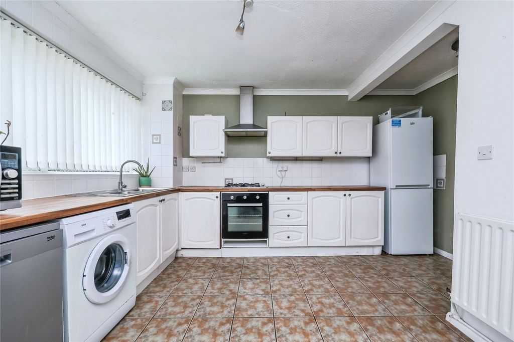 Property photo 2 of 14 Fitted Kitchen