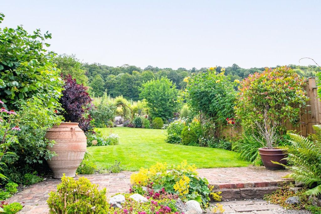 Property photo 2 of 33 Garden