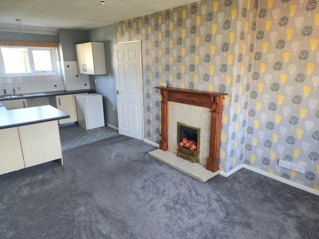 Property photo 3 of 11 Lounge Kitchen
