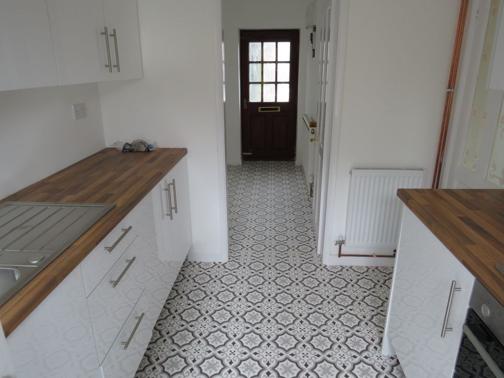 Property photo 3 of 11 Kitchen