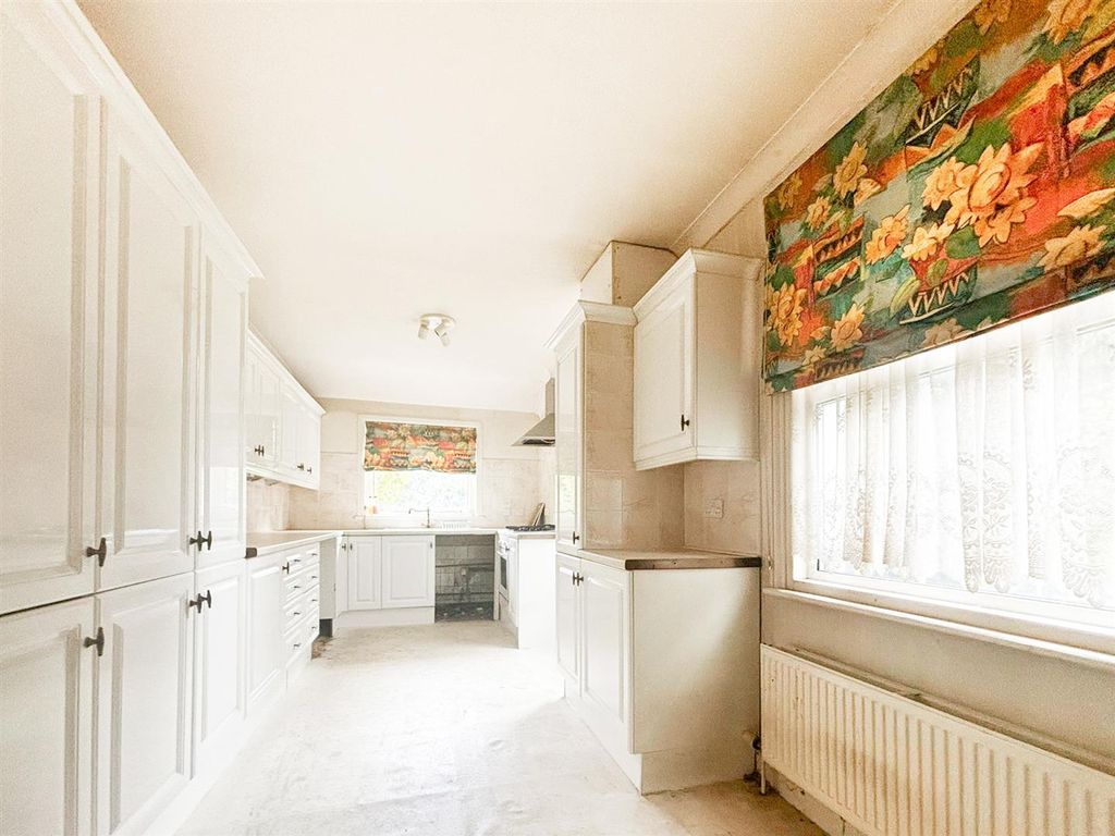 Property photo 3 of 9 Kitchen