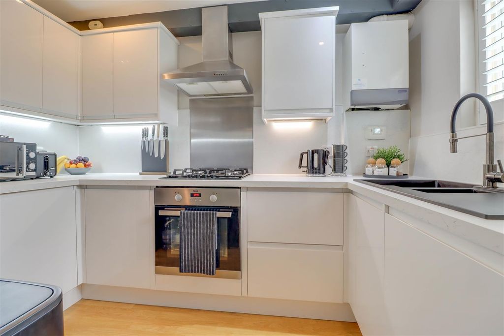 Property photo 3 of 16 5 Roding Way-5.Jpg