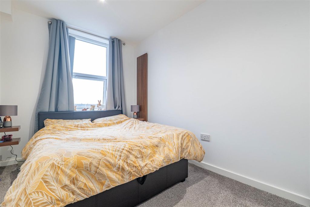 Property photo 3 of 10 Master Bedroom