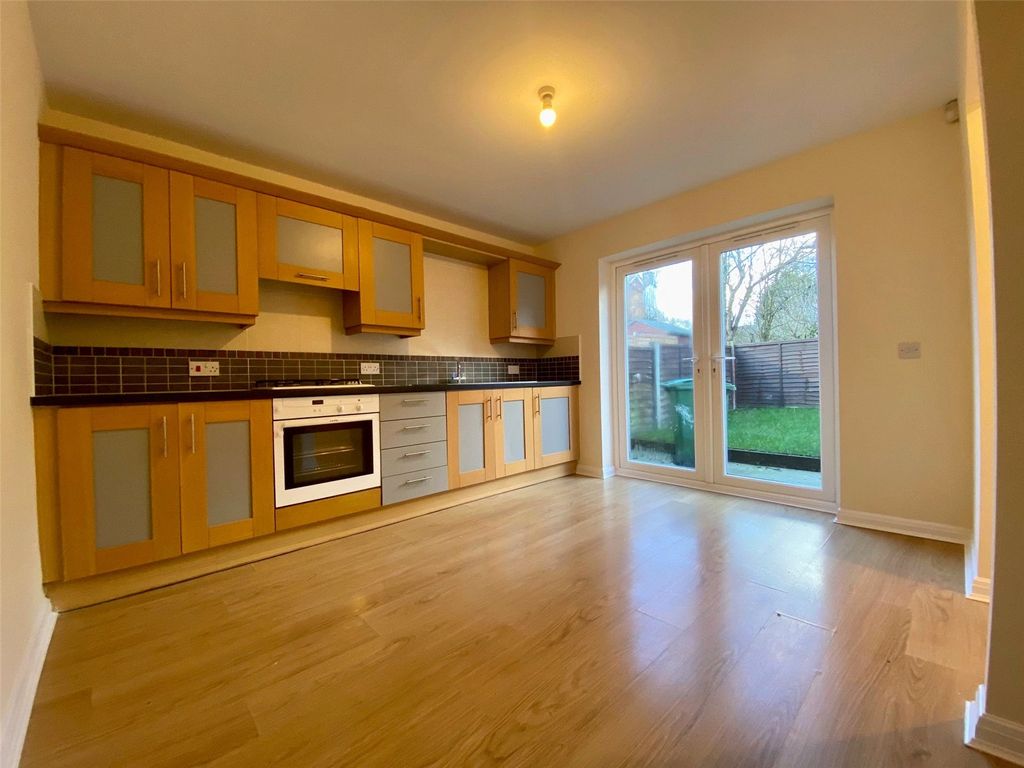 Property photo 3 of 10 Kitchen
