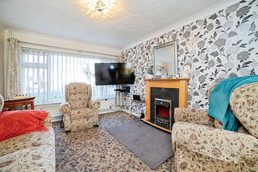 Property photo 3 of 30 Lounge