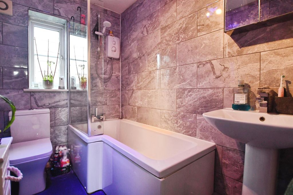 Property photo 2 of 17 Bathroom