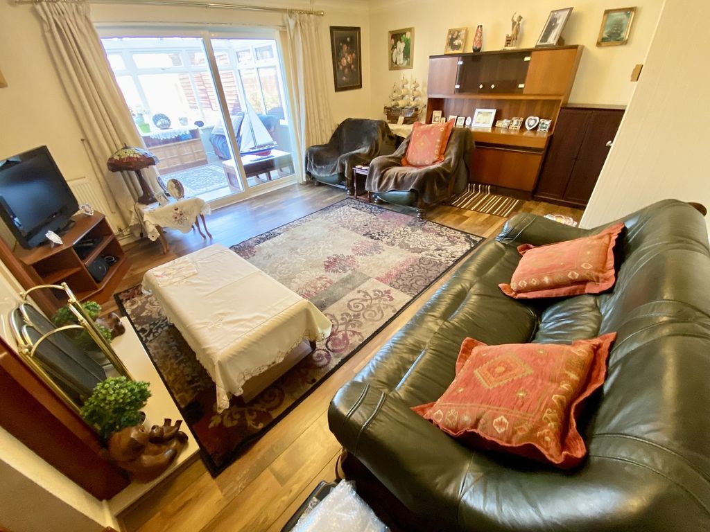 Property photo 3 of 16 Lounge