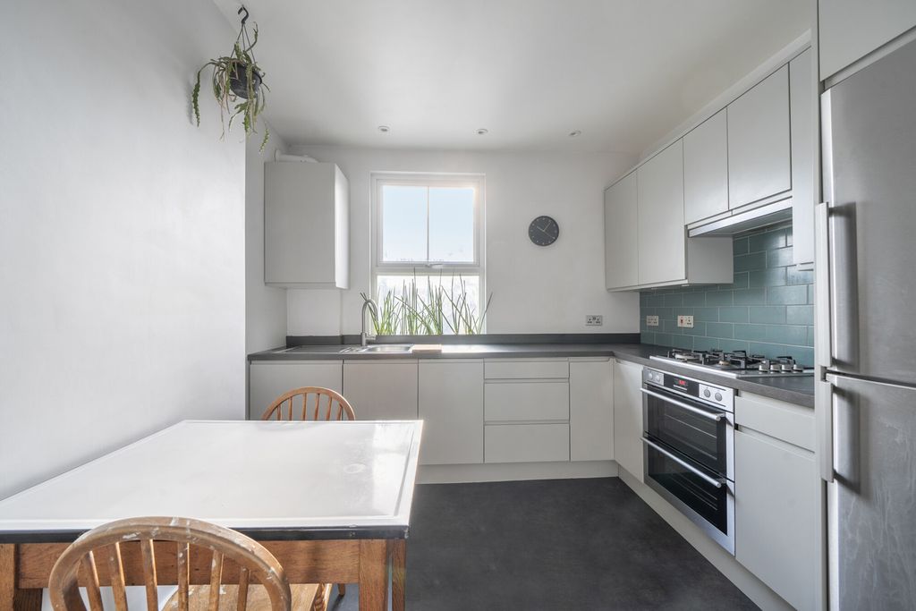 Property photo 3 of 10 Kitchen