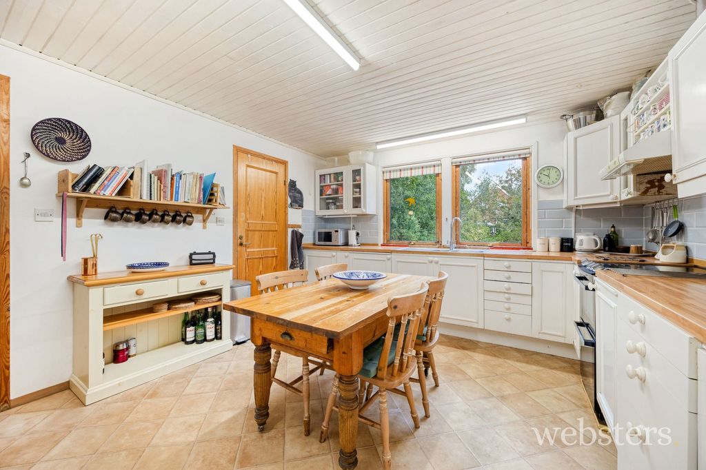 Property photo 3 of 27