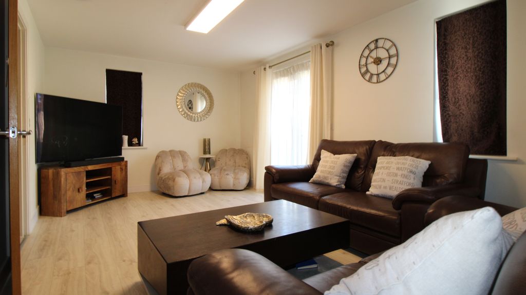 Property photo 2 of 16 Lounge